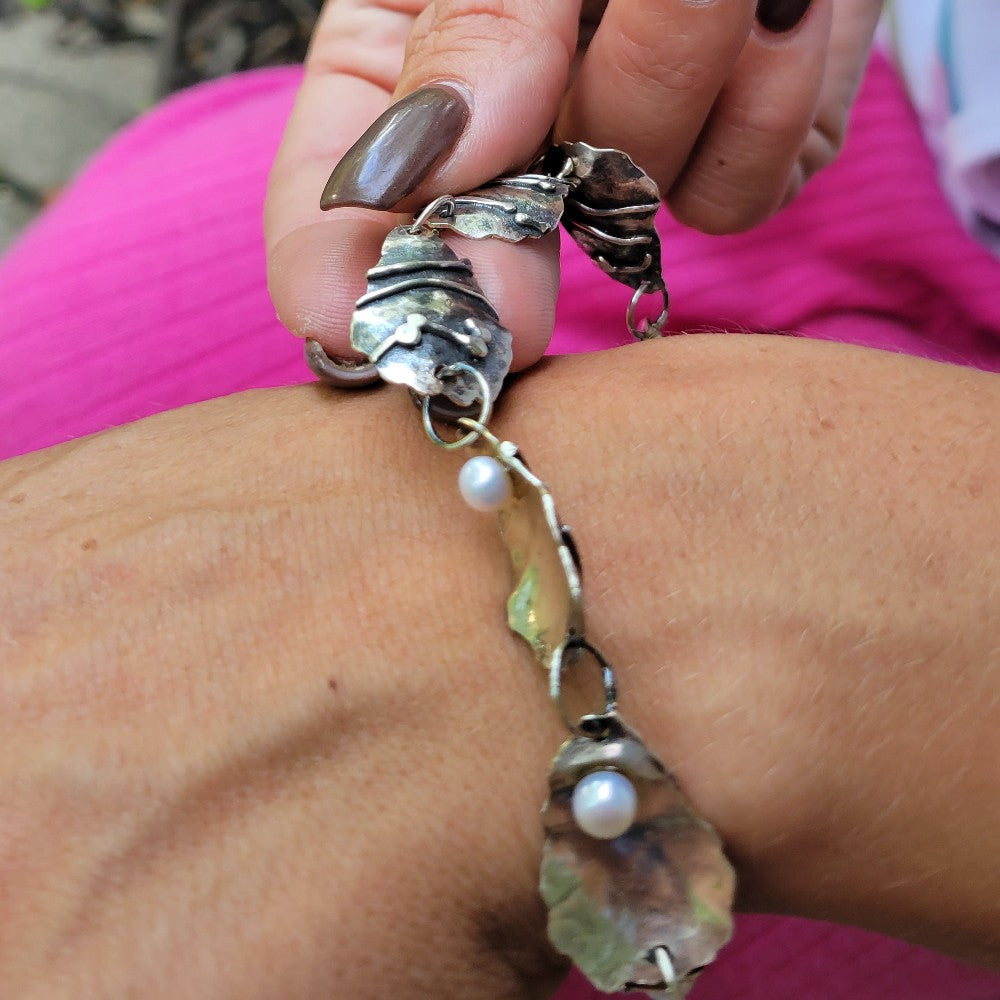 7-Oyster Shell Bracelet with 8mm Cultured Pearl