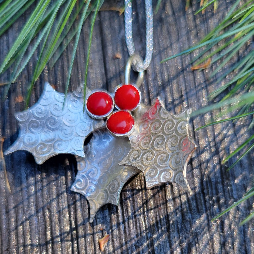 Holly pendant with 3 leaves